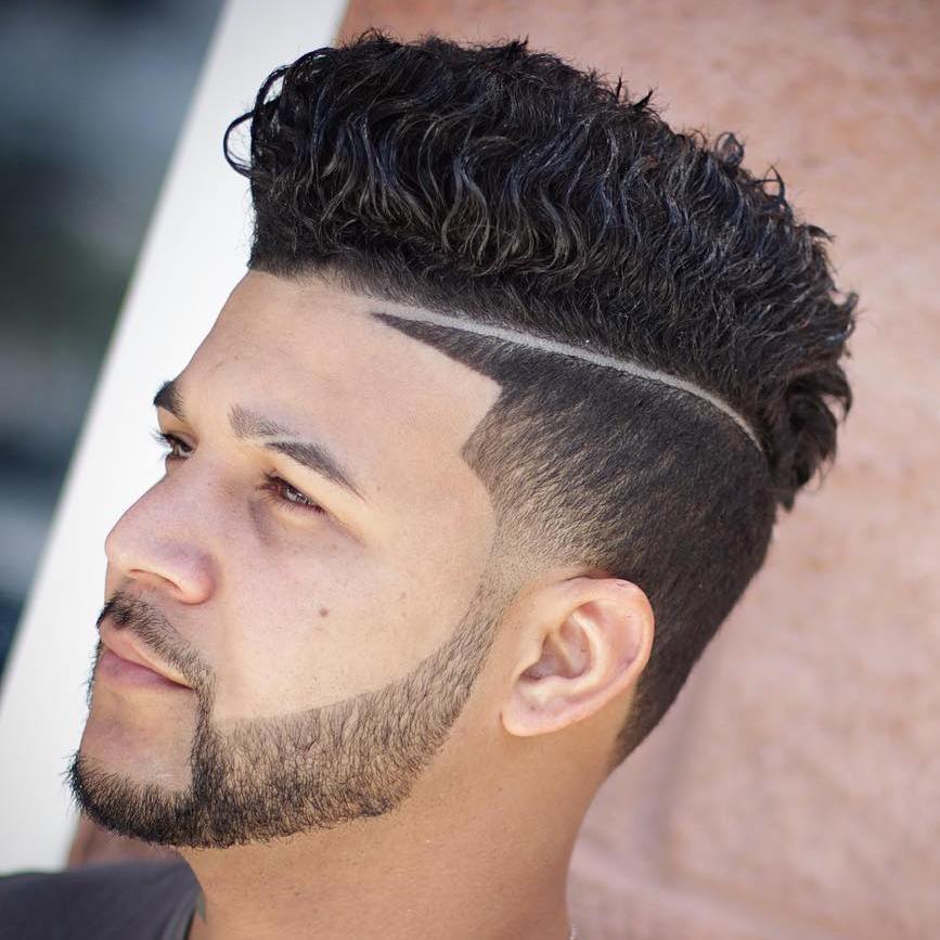 Undercut Masculino com Risca Lateral